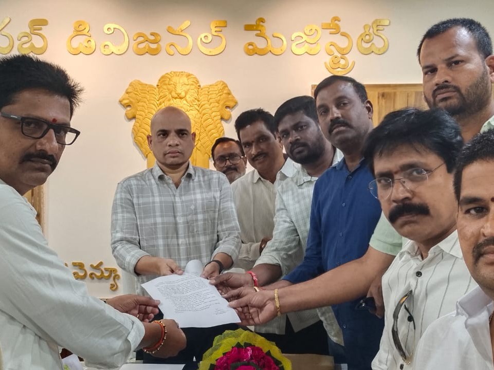 ఆర్డీవోకు భూ సమస్యలపై వినతి