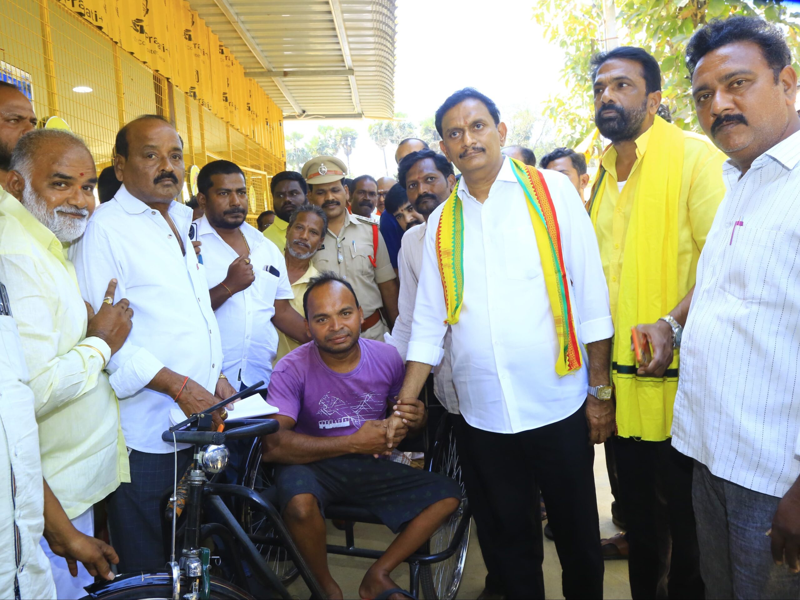 దివ్యాంగులకు ట్రై సైకిళ్లను పంపిణీ చేసిన ఎంపీ