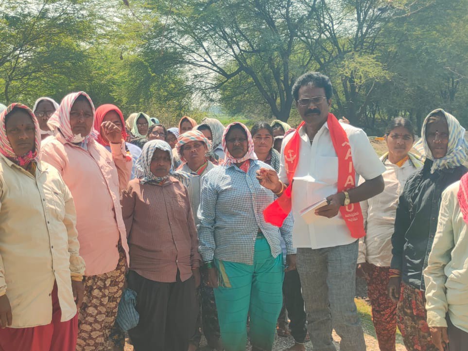 ‘కూలీల బకాయిలు చెల్లించాలి’