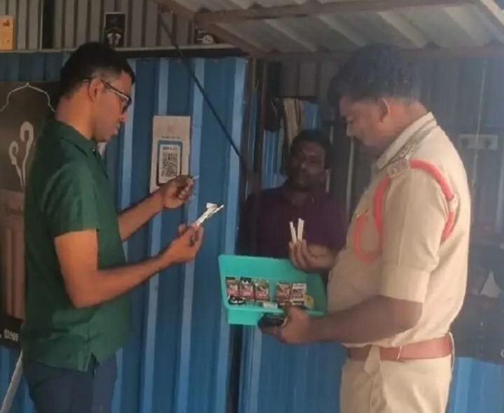 టీ కేఫ్‌లో పోలీసుల ఆకస్మికంగా తనిఖీలు