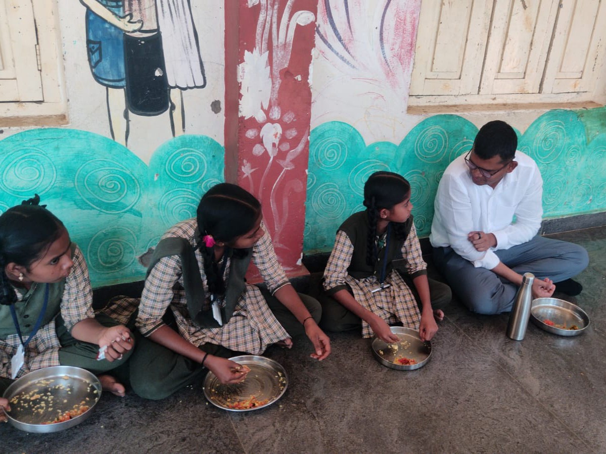 విద్యార్థులతో కలిసి భోజనం చేసిన కలెక్టర్