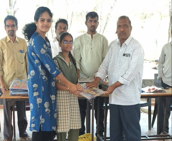 పదో తరగతి విద్యార్థులకు పరీక్ష సామాగ్రి పంపిణీ