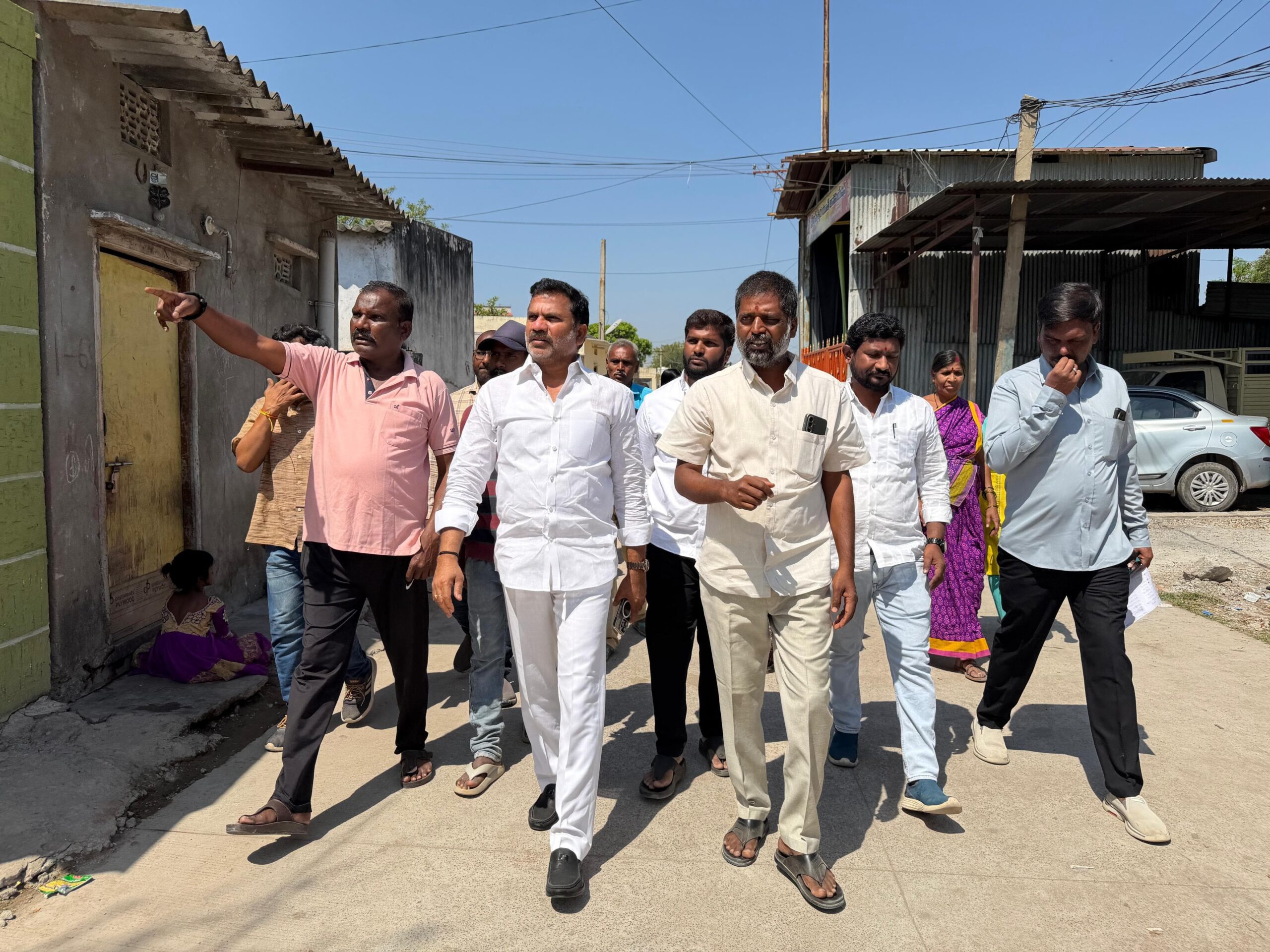 బండ్లగూడలో రైల్వే సర్వే.. ఇళ్లపై ఆందోళన