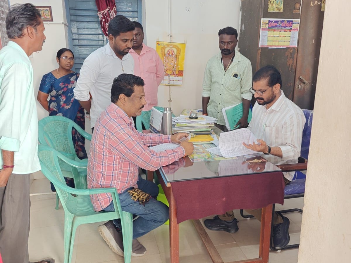 పన్ను వసూళ్ల పురోగతిని పరిశీలించిన ఎంపీడీవో