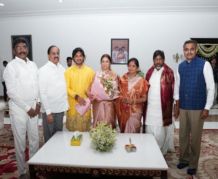 నూతన వధూవరులను ఆశీర్వదించిన మంత్రి తుమ్మల