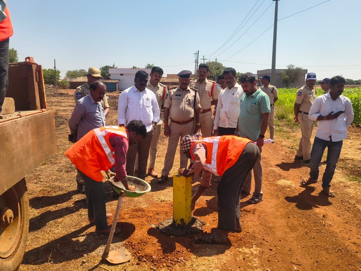 పోలీస్ భద్రతతో సరిహద్దు రాళ్లు ఏర్పాటు