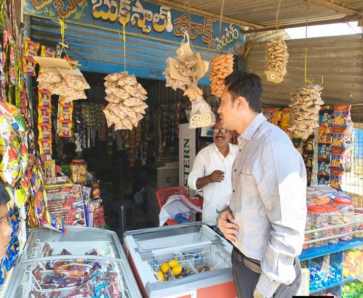 కిరాణా దుకాణంలో కలెక్టర్ తనిఖీ