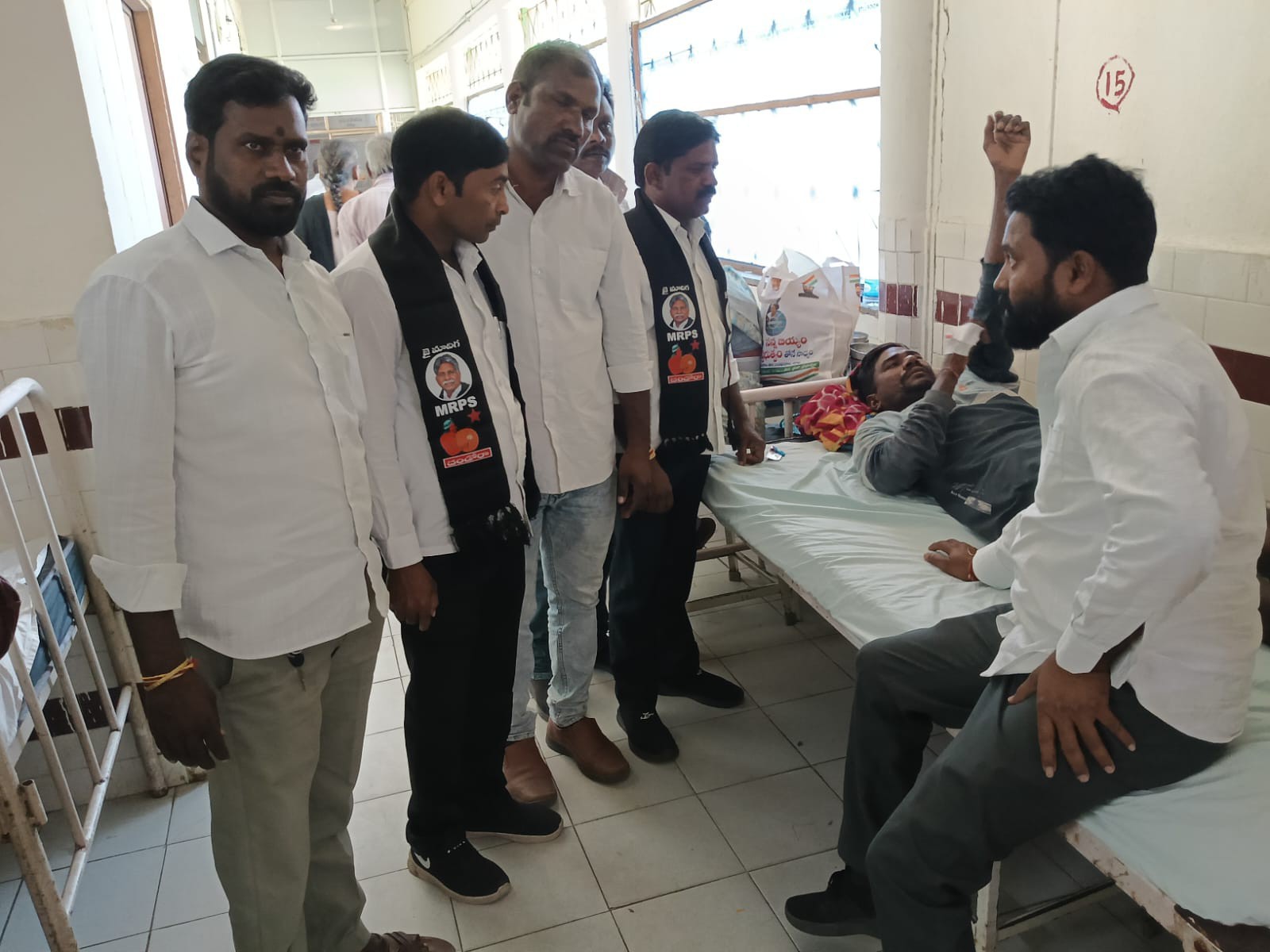 బాధితుడిని పరామర్శించిన ఎమ్మార్పీఎస్ నేతలు