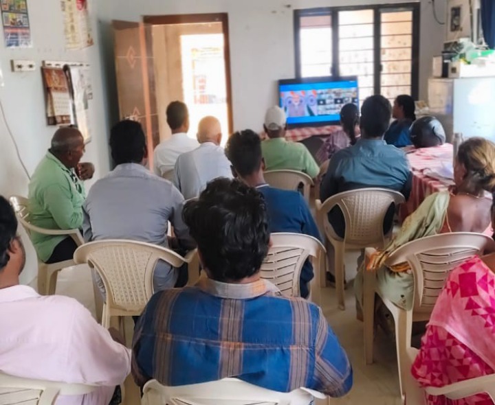 పీఎం నరేంద్ర మోడీ లైవ్‌ను వీక్షించిన రైతన్నలు