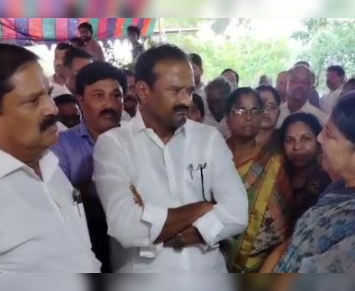 రోడ్డు ప్రమాద స్థలాన్ని పరిశీలించిన మాజీ ఎమ్మెల్యే