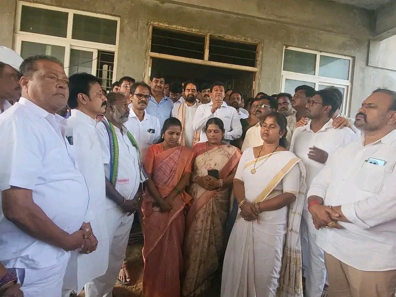 ఆసుపత్రిని వెంటనే పూర్తి చేయాలని డిమాండ్