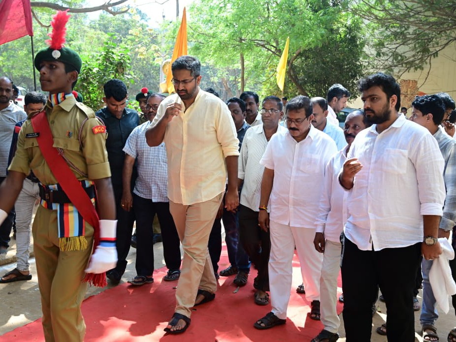 ‘స్కూల్ పనులు త్వరగా పూర్తి చేయాలి’