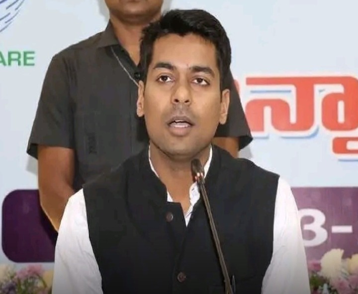 వీధి కుక్కల బెడదకు ప్రత్యేక కార్యక్రమాలు: కలెక్టర్