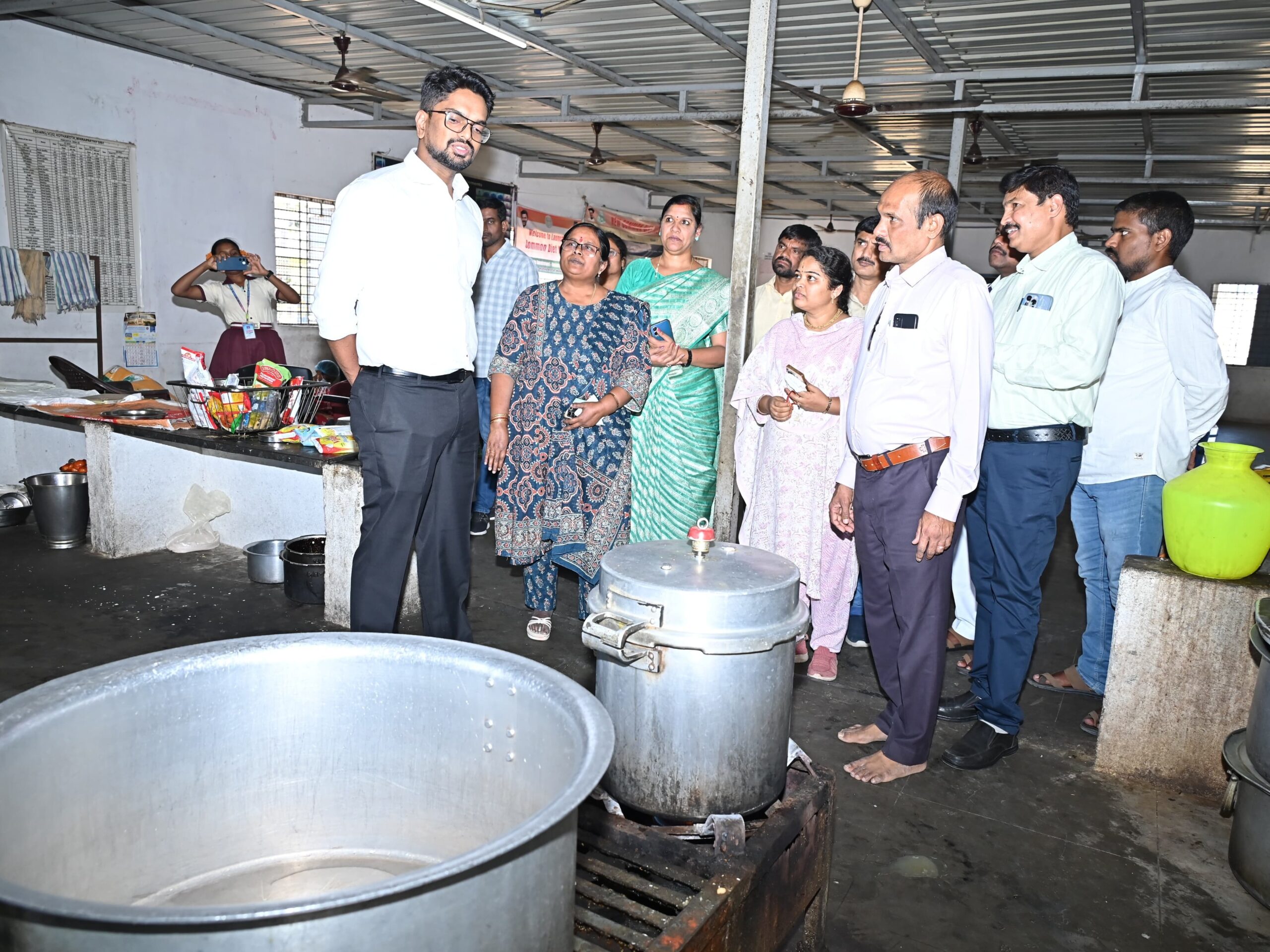 ‘విద్యార్థులకు నాణ్యమైన ఆహారాన్ని అందించాలి’