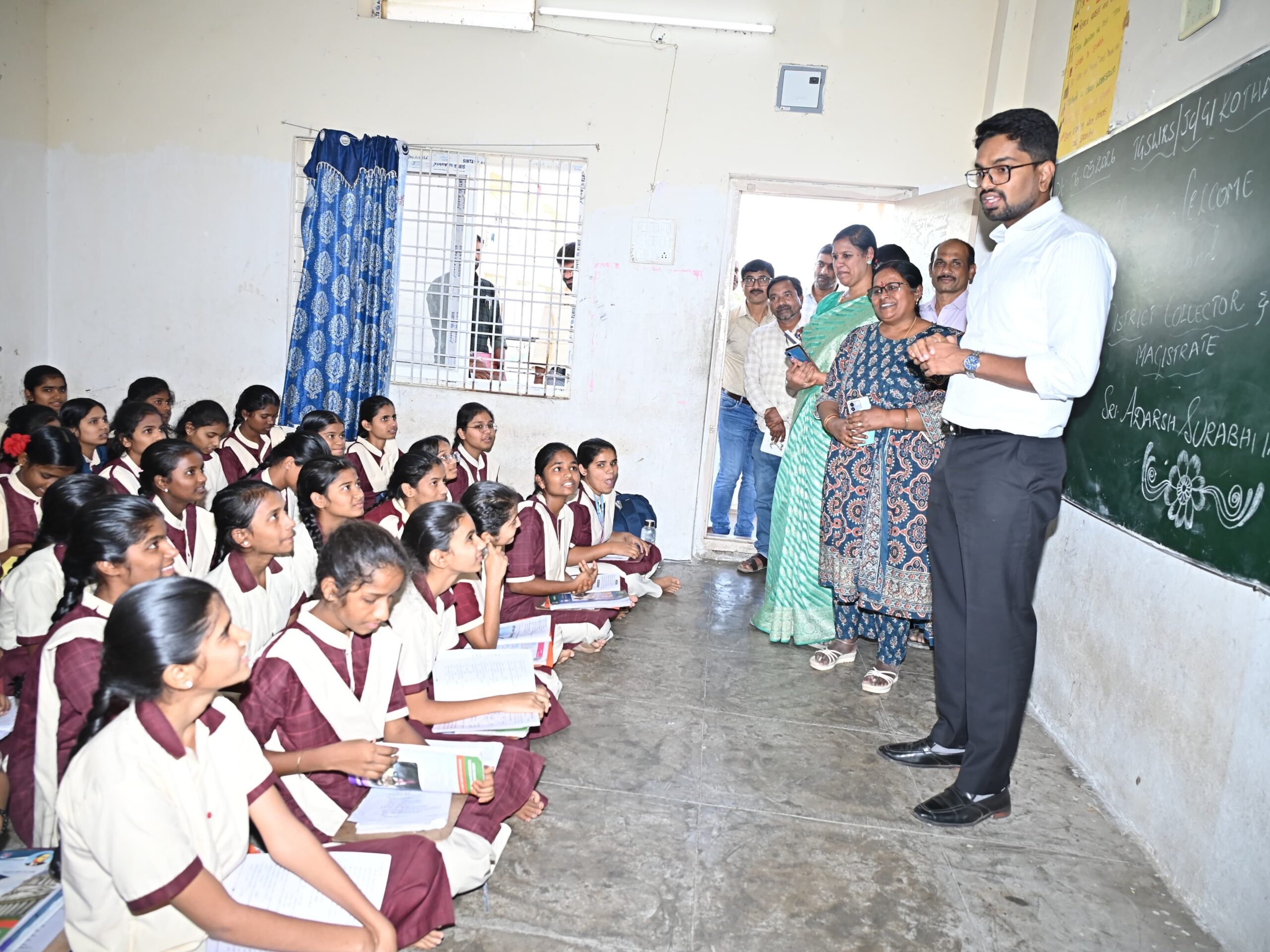 ఉపాధ్యాయుడిగా మారిన జిల్లా కలెక్టర్ ఆదర్శ్ సురభి