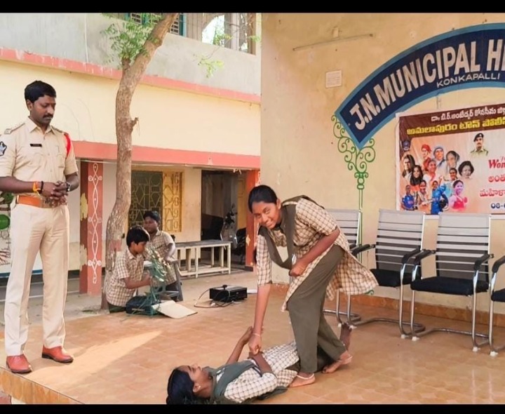 అమలాపురంలో విద్యార్థినులకు కరాటేలో శిక్షణ