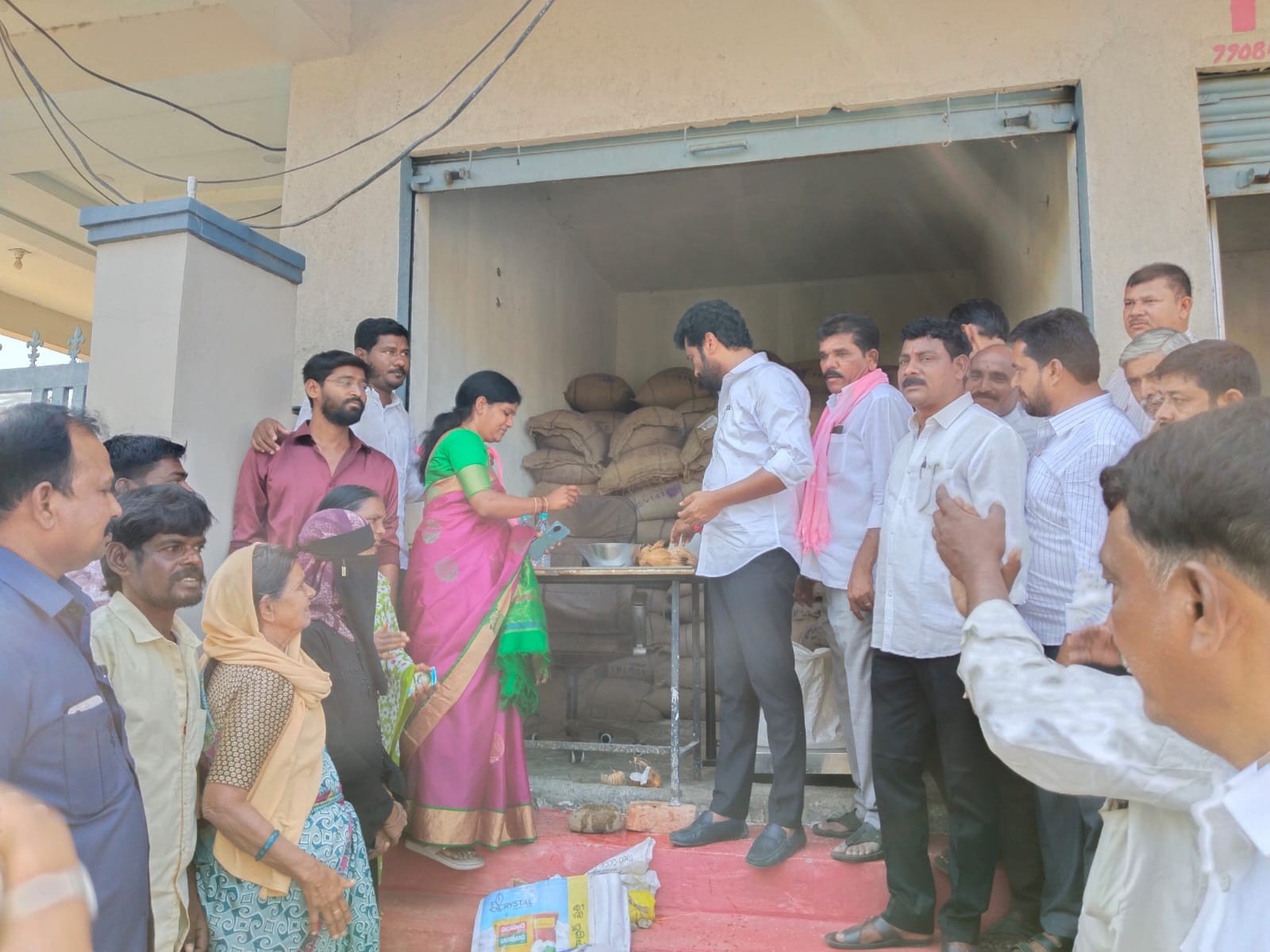 పౌర సరకుల దుకాణాన్ని ప్రారంభించిన MLA