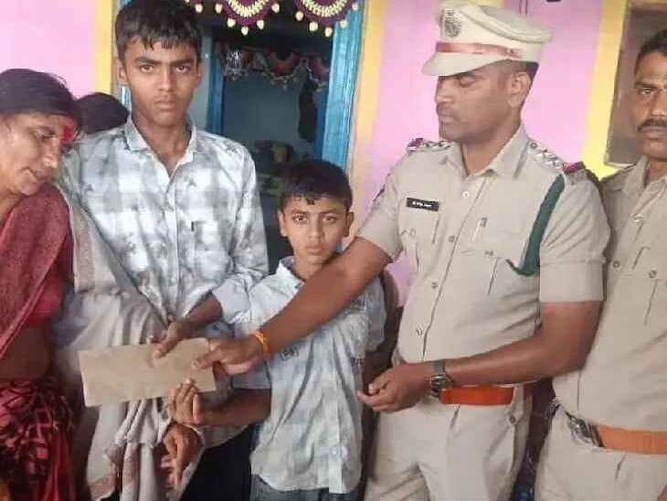 రోడ్డు ప్రమాదంలో గాయపడిన హోంగార్డు మృతి