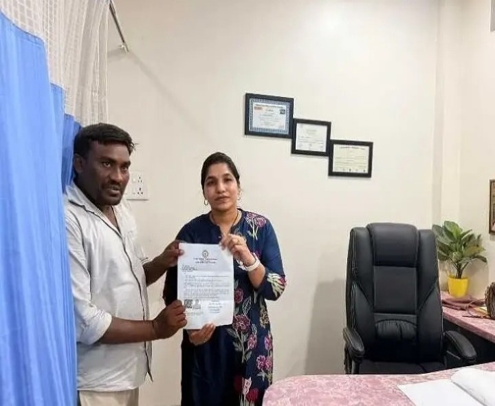 CMRF చెక్కును పంపిణీ చేసిన ఇంఛార్జ్