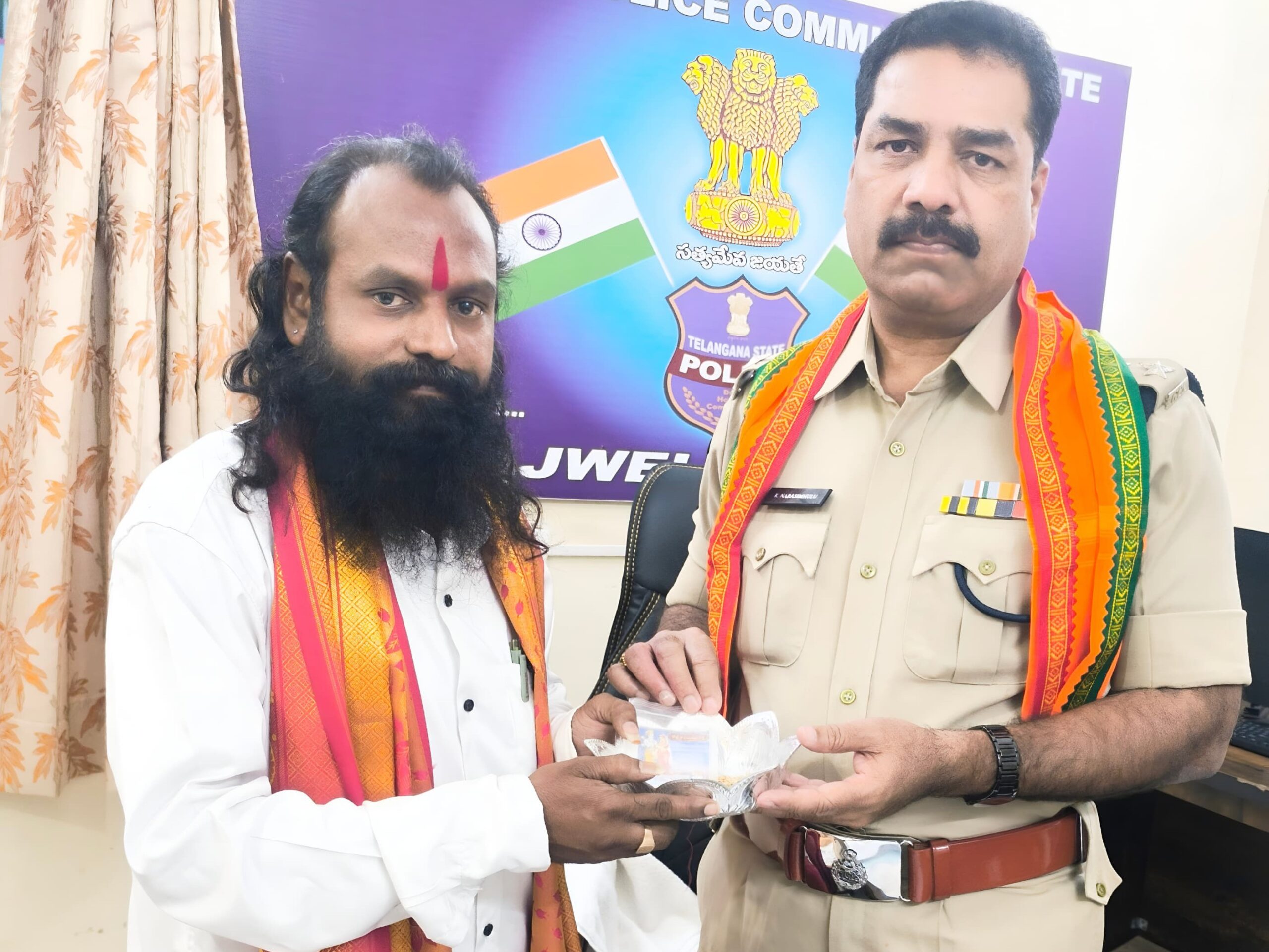 గోటి తలంబ్రాలు ఓలిచి అందించిన ఏసీపీ