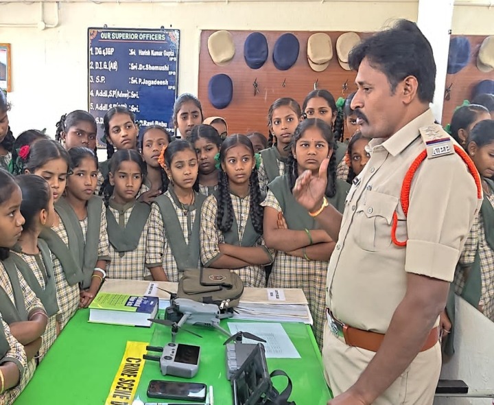 పోలీసు ఓపెన్ హౌస్ కార్యక్రమంలో విద్యార్థులకు అవగాహన