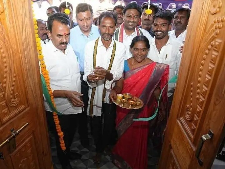 ఇందిరమ్మ ఇంటి గృహ ప్రవేశంలో పాల్గొన్న మంత్రి