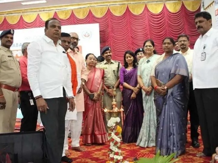 ఏసీ గదులు వదిలి గ్రామాల బాట పట్టండి: మంత్రి సీతక్క