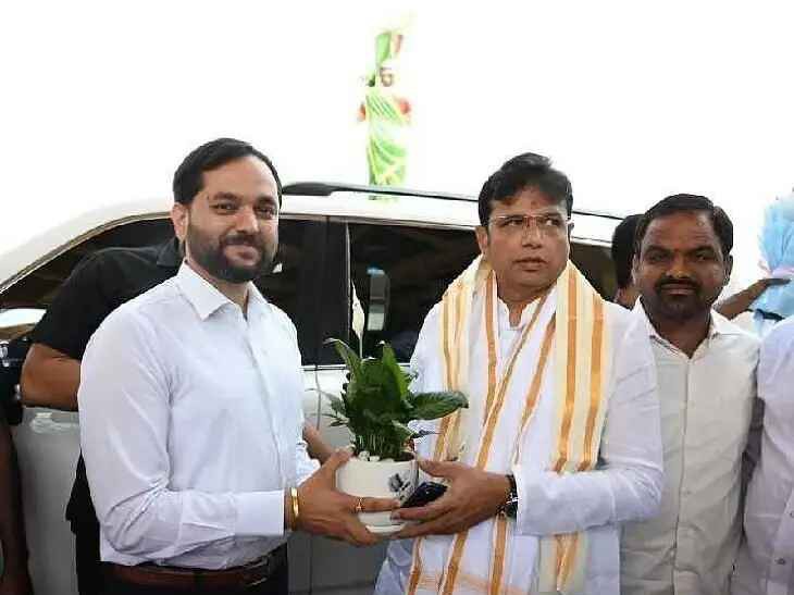 మంత్రి శ్రీధర్ బాబును కలిసిన కలెక్టర్