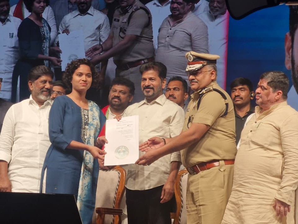 ఐఏఎస్‌కు ఎంపికైన పన్నూరు యువతి