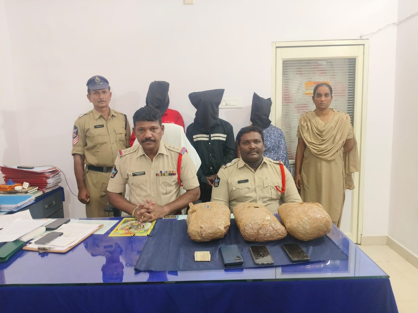 గంజాయి తరలిస్తున్న ముగ్గురు అరెస్ట్