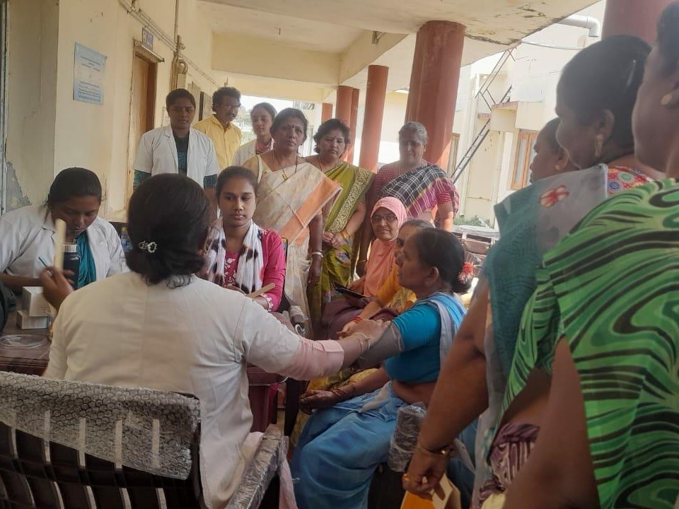 అంగన్వాడీ కార్యకర్తలకు వైద్య పరీక్షలు