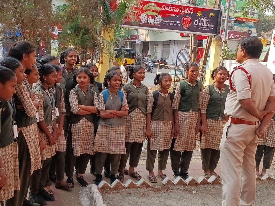 ఓపెన్ హౌస్ నిర్వహించిన ఎస్సై