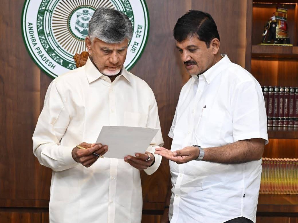 సీఎం చంద్రబాబుతో ఎమ్మెల్యే ధూళిపాళ్ల భేటీ