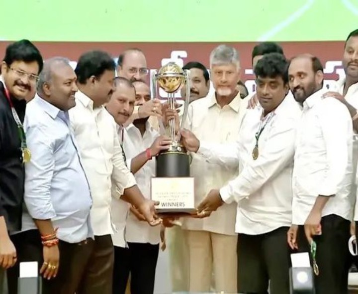 సీఎం చేతుల మీదుగా బహుమతి అందుకున్న ఎమ్మెల్యే