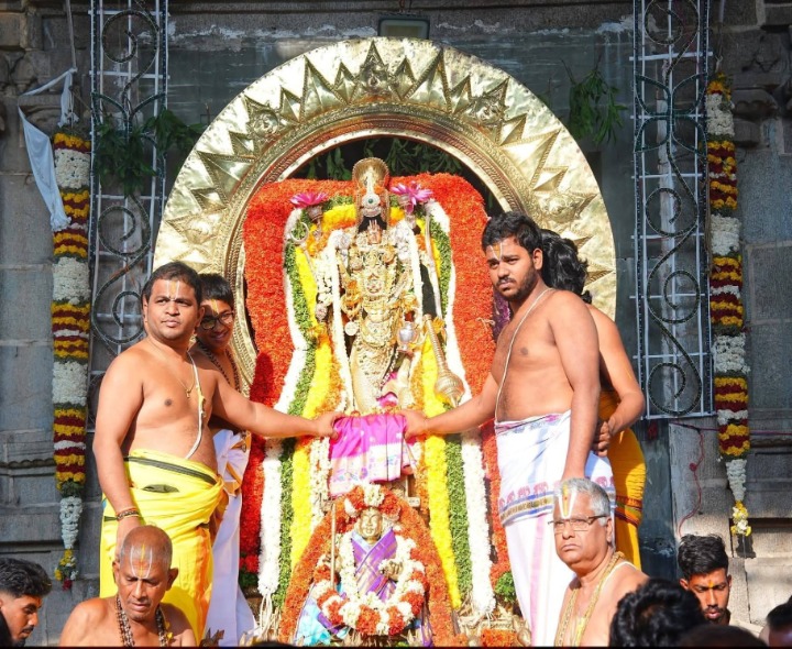 కదిరిలో వైభవంగా చంద్రప్రభ వాహన సేవ