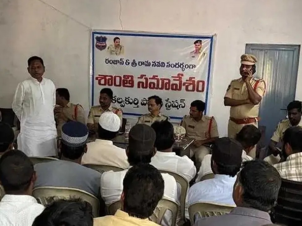 శాంతియుతంగా పండుగలు జరుపుకోవాలి: డీఎస్పీ