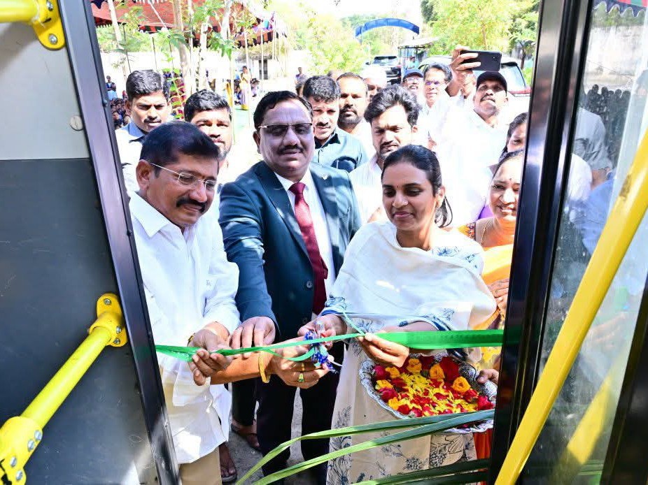 ఉచిత కాలేజీ బస్సు ప్రారంభించిన ఎంపీ