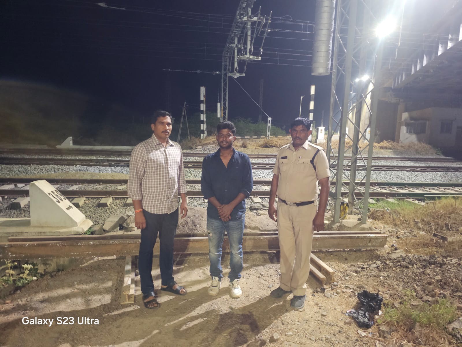 ఆత్మహత్యకు యత్నించిన వ్యక్తిని కాపాడిన పోలీసులు