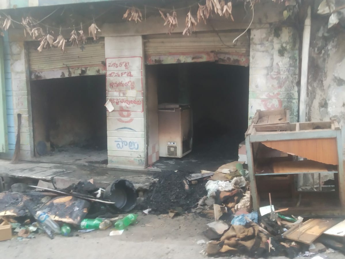 షార్ట్ సర్క్యూట్‌..  దగ్ధమైన పాలకేంద్రం