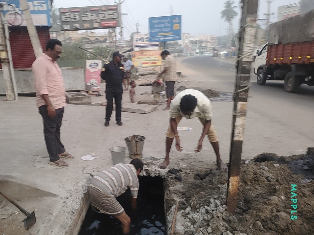 చెత్త తొలగింపు పనులను చేపట్టిన సిబ్బంది