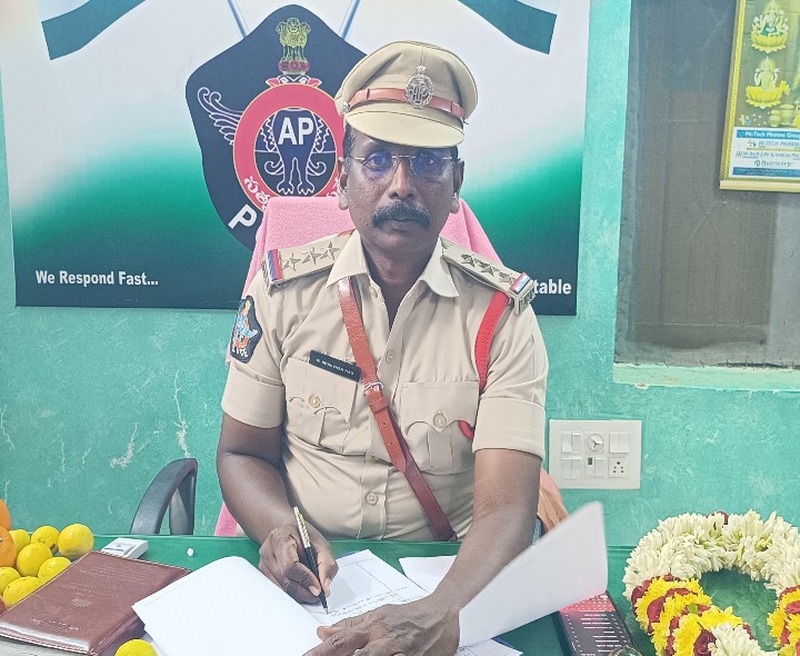 సీఐ గా బాధ్యతలు స్వీకరించిన శ్రీనివాసరావు