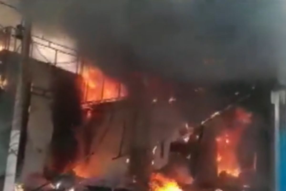 వైన్ షాపులో చెలరేగిన మంటలు