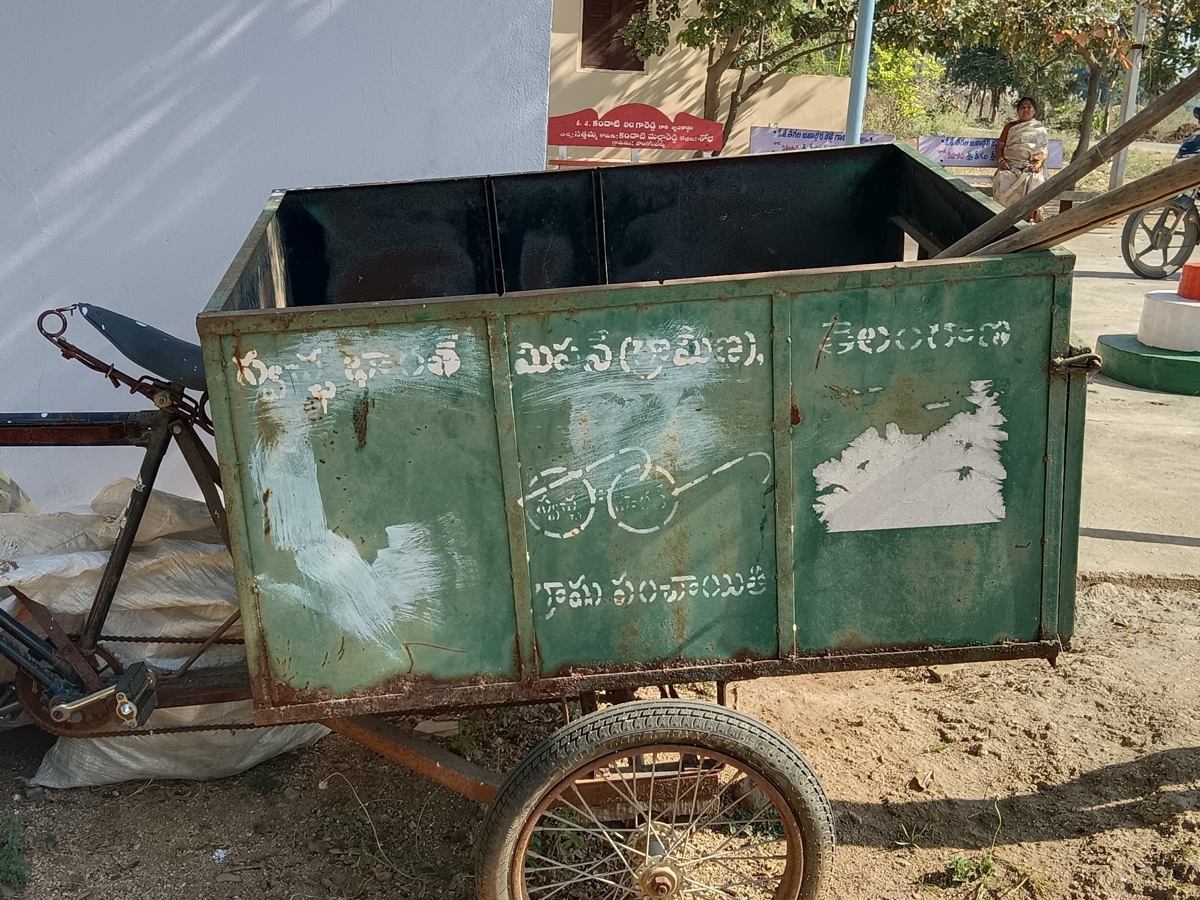 నిరుపయోగంగా చెత్త రిక్షాలు