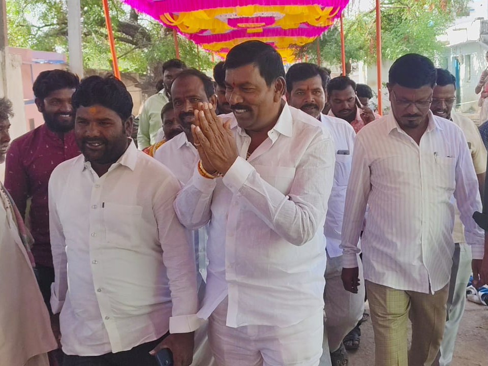 చిన్నహ్యాటలో పర్యటించిన ఎమ్మెల్యే