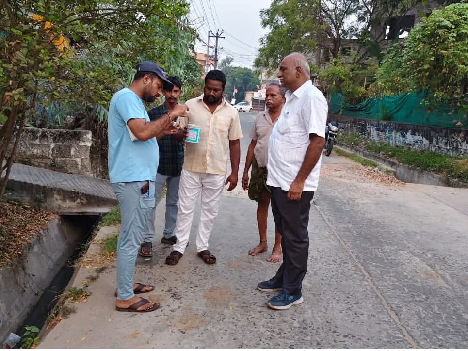 డ్రైనేజ్ పూడికతీత పనులను పరిశీలించిన కమిషనర్