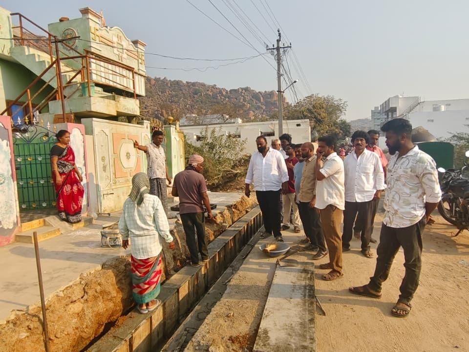 డ్రైనేజ్ నిర్మాణ పనులను పరిశీలించిన అధ్యక్షుడు