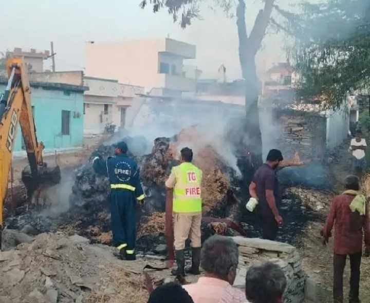 ఉండవెల్లిలో అగ్నిప్రమాదం.. 5 గడ్డివాములు దగ్ధం