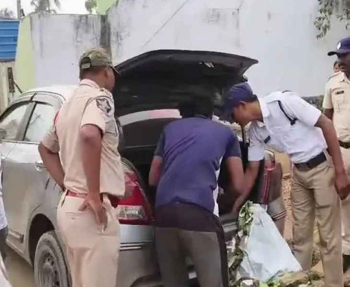 కార్టెన్ సెర్చ్ నిర్వహించిన పోలీసులు