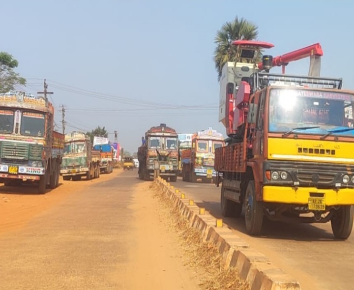 కోట క్రాస్ రోడ్డులో లారీల చట్రం.. ప్రయాణికులకు ఇబ్బందులు