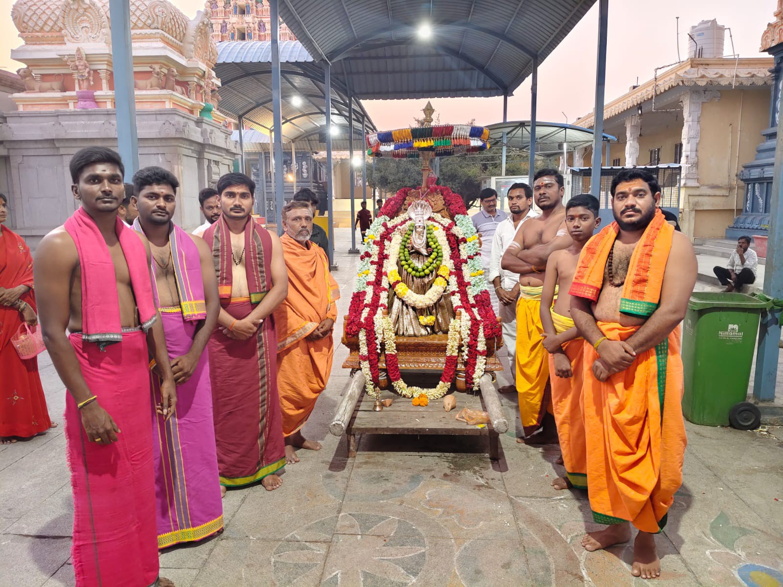 చౌడేశ్వరి దేవి అమ్మవారి ఆలయంలో పల్లకి సేవ..!